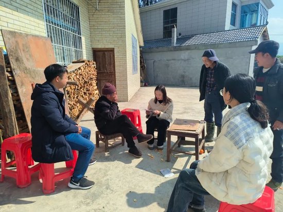 龙山县石牌镇纪委开展回访工作,了解受处分人员的现实表现情况,鼓励