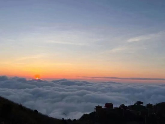 此外,还可以到回龙山,五盖山,万洋山等秀丽山川,观日落日出,看云卷云