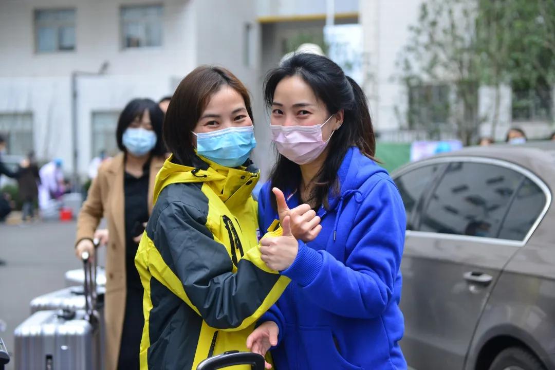 肖兰(左)出发前,同事依依不舍前来送别