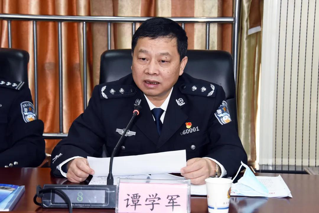 市公安局党委委员,副局长朱邵武主持汇报会并对相关工作进行部署安排