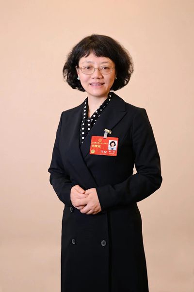 全国人大代表,湖南财信金控集团党委书记,董事长程蓓.