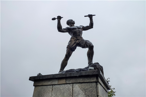 "开路先锋"铜像.资料图