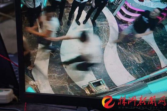 女友在酒吧被骚扰株洲男砍人后发现对方是女孩
