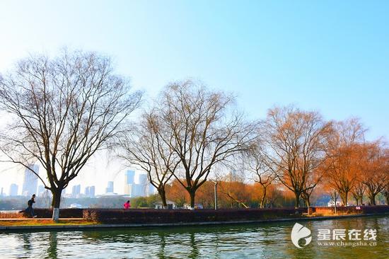 (长沙人连续享受了多个蓝天白云,空气清新的好天气.