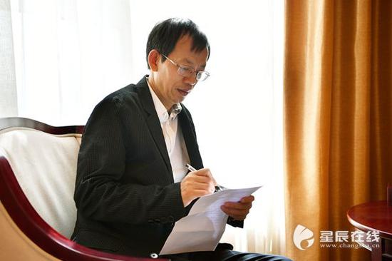 全国政协委员伍中信:"让世界都来听中国话"