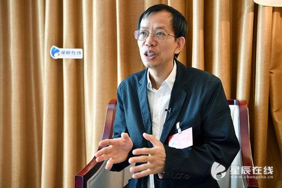 全国政协委员伍中信:"让世界都来听中国话"