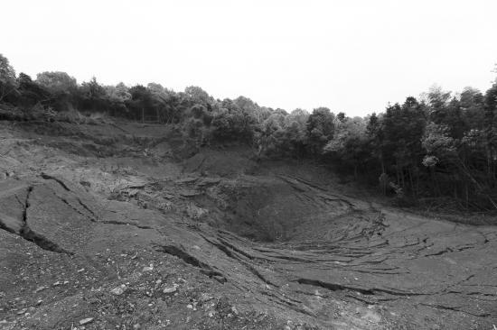 4月9日,长沙市岳麓区含浦街道大坡村钩子组,后山塌陷地面形成一个漏斗