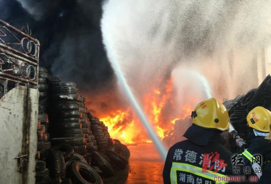 常德澧县一废旧轮胎收购点突发大火 幸无人员伤亡