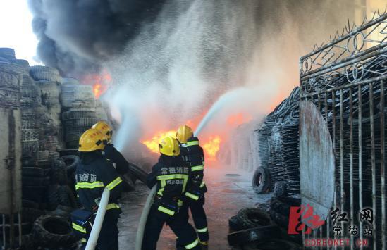 常德澧县一废旧轮胎收购点突发大火 幸无人员伤亡