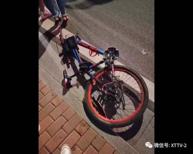 (伤者的自行车被撞分离)