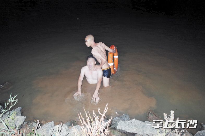 湖南男子半夜醉酒溺水 紧握救命人手说"你在我心里"