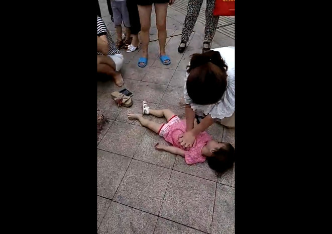 心碎!湘潭小女孩不幸从14楼家中防盗窗摔下坠亡_新浪湖南_新浪网