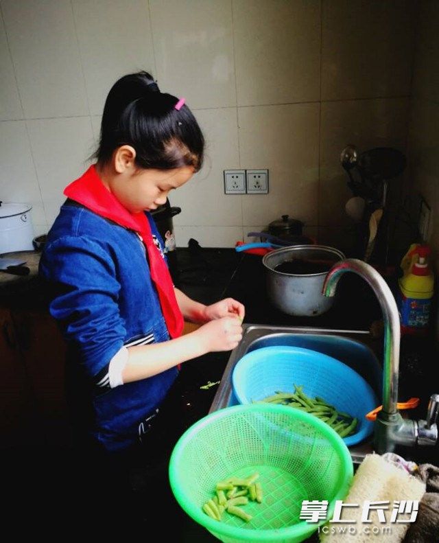 6岁洗衣做饭 望城这个小女孩成全国孝心模范