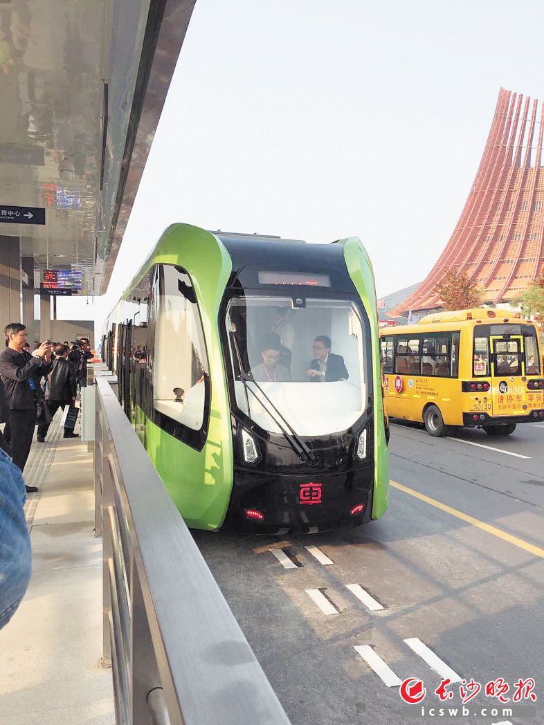 全球首列智轨列车株洲开跑 3.1公里路程用时10分钟