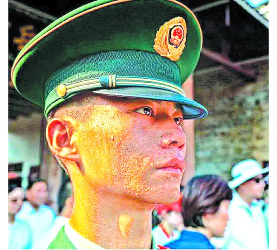 岳阳军人成网红硬汉形象刷爆朋友圈