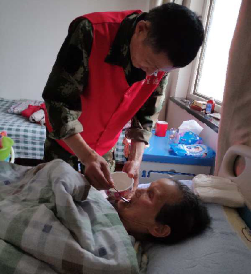 常德男护工:把老人当成自己父母