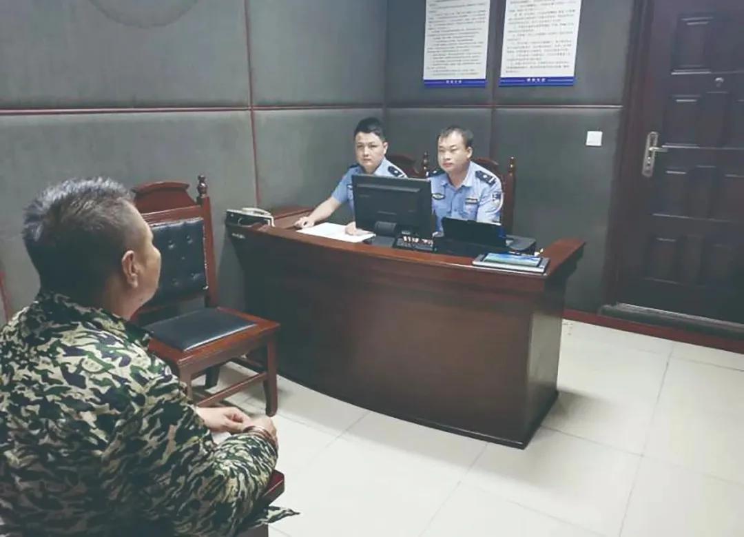 犯罪嫌疑人谭某在接受审讯 株洲晚报记者 李卉 摄