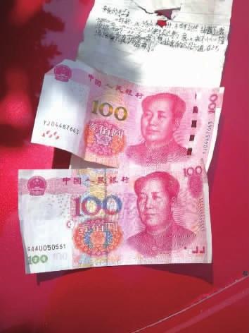 肇事者留下的纸条和现金。 记者 李成辉 摄