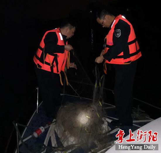 海边渔民放的网