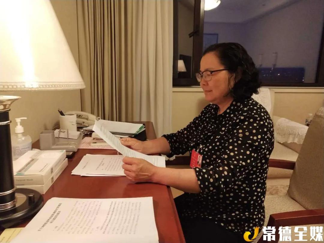 全国人大代表王怀军正在精心准备议案建议