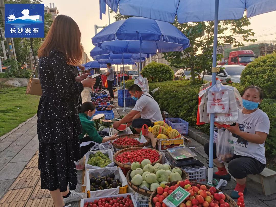 先锋街道在老甫冲路旁设置流动摊贩临时规范点,规范流动摊贩经营