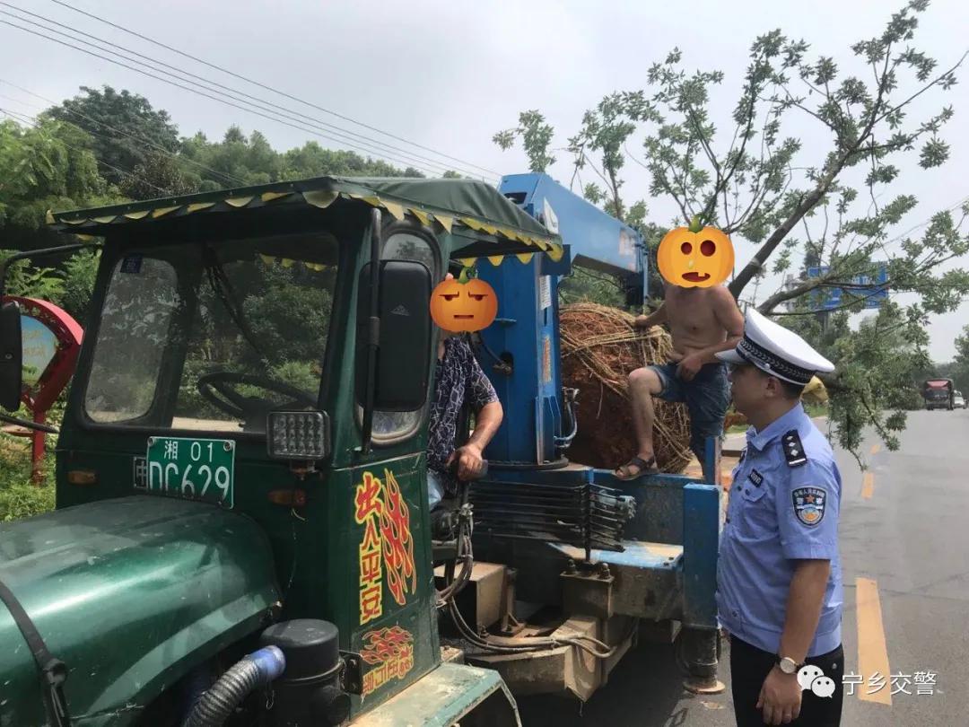 灰汤中队查获牌照为湘01-dc629拖拉机违法载人