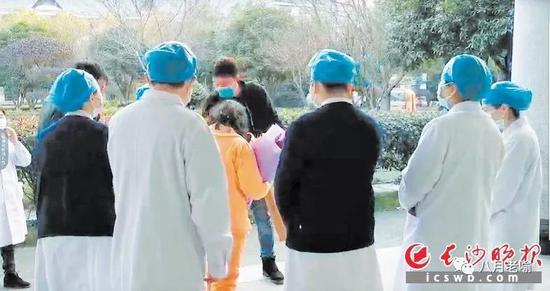 罗某兰治愈出院,向医护人员连声道谢。