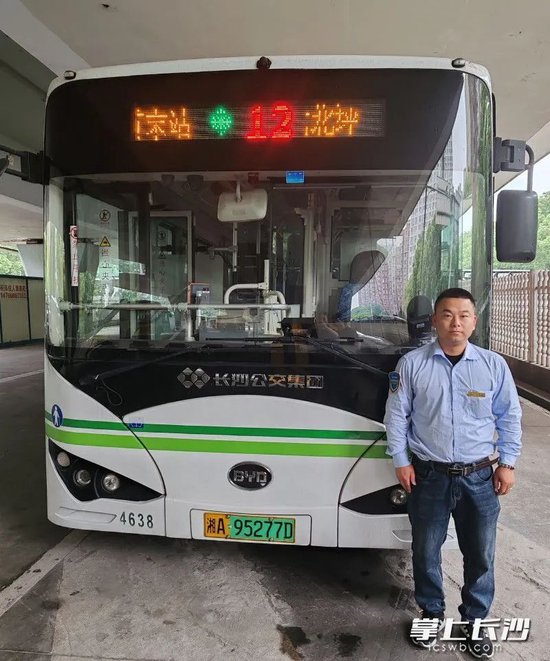 【身边正能量·长沙】女子欲跳桥轻生,他紧急靠边停车……事发长沙