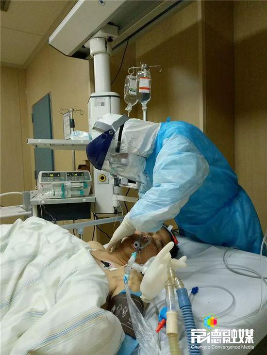 重症监护室医护人员在救治患者