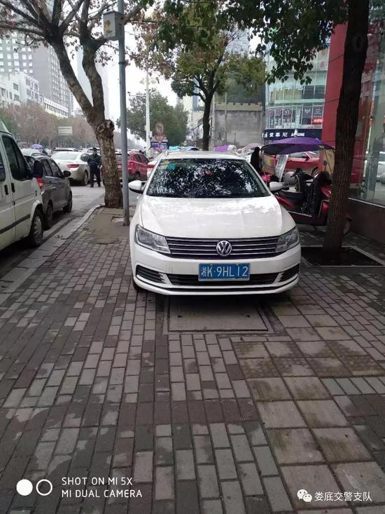 娄底两娃居然开电动车上学? 家长怎么想的?