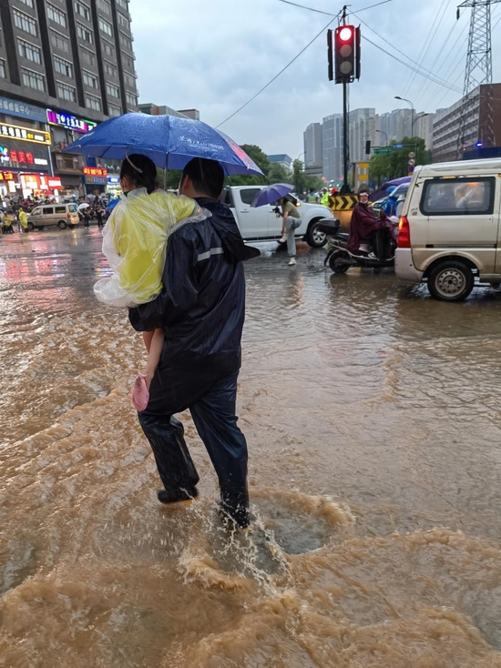 长沙县暴雨这些人用行动温暖了整条街道