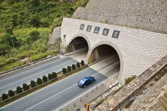 长益扩容工程乌山隧道双洞贯通