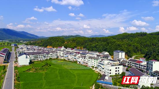 优美的生态环境是地处湘赣边界的小河乡一张"绿色名片".