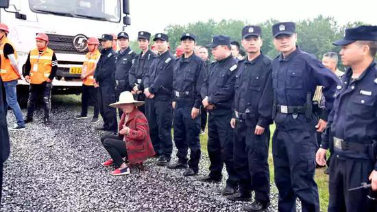 丹洲乡三湖村村民张某阻挡施工。