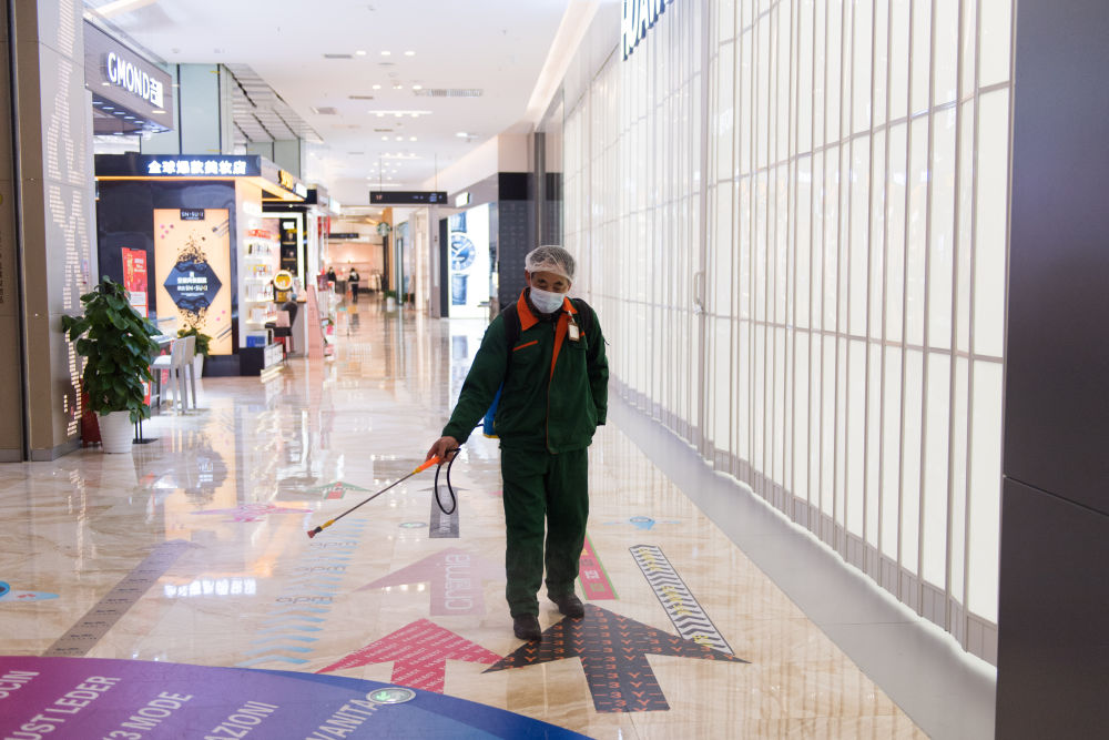 2月10日,在长沙友阿春天百货综合商场,工作人员对商场内部进行消毒.