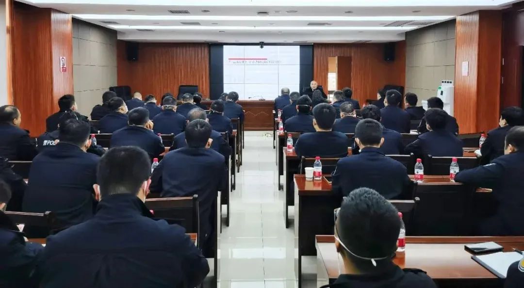 授课期间,陈湘宁同志对存在的突出问题结合实际审查重点与参训民警