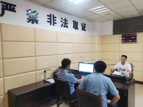 图为审讯室里的犯罪嫌疑人李某