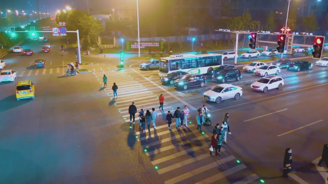 智慧行人一体信号灯采用900万像素行人闯红灯检测单元,支持检测红绿灯