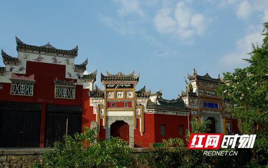武冈文庙,又名孔圣庙,位于武冈渠水北岸,攀龙桥与让龙桥之间.