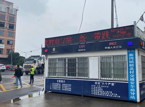 "我们主要的职责是进行劝导交通违法行为,开展交通安全宣传,整体提升