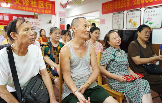 义诊现场,社区居民们认真听易延光老师分享中医养生知识