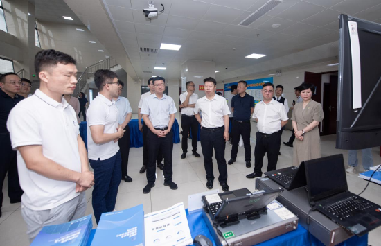 参观网络安全宣传展台