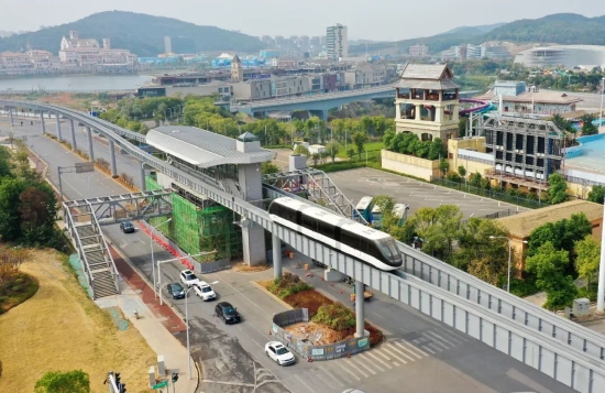 9月26日,湖南湘江新区大王山片区,一列云巴列车在轨道上试运行.