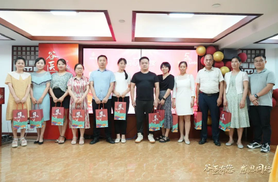 H2M事业部负责人黎强为魏海燕、杨智慧、李庆玲、熊健、薛丽君教授、匡振宇、周伟、徐大平、何瑞琪、梁凯波、符剑锋、张文建医生颁发同心同德奖