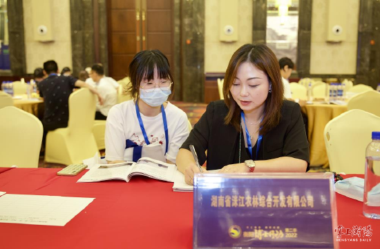 ▲湖南省洣江农林综合开发有限公司负责人单凤与博士正在洽谈 周围摄