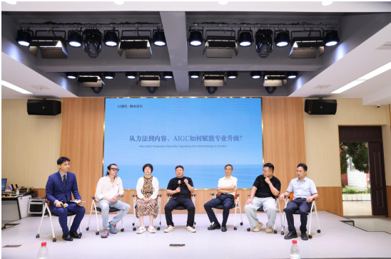 　圆桌论坛现场 赖倩倩摄