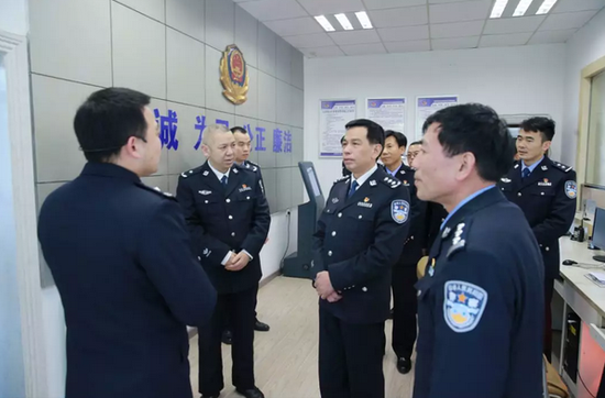 杨琪君同志在永州梧桐派出所检查安保工作