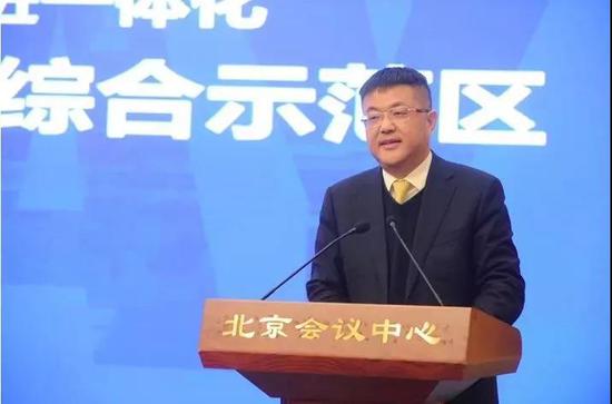德思勤集团董事长龙固新介绍长株潭湘江湾综合创新试验区情况