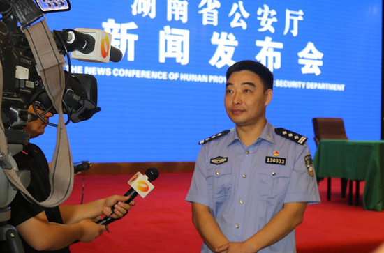 冷水江市副市长,市公安局局长肖海文接受媒体采访