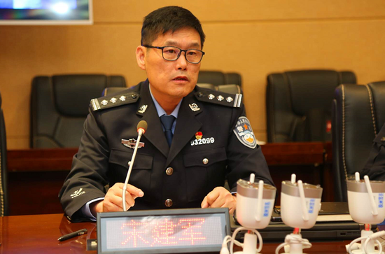 株洲市公安局图侦支队副支队长宋建军向媒体介绍监控探头免费安装的